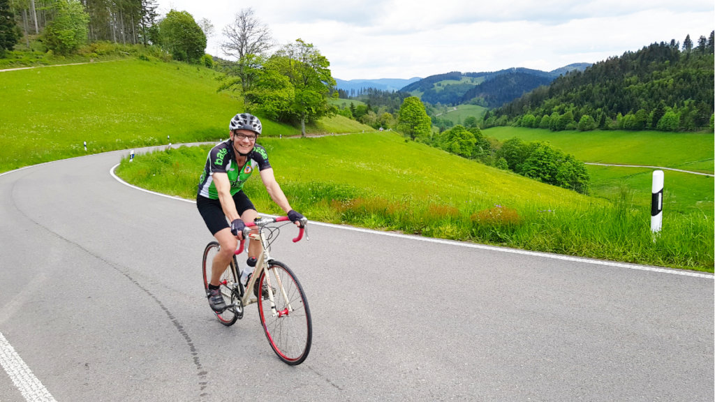 Haldenhof Südschwarzwald Schwarzwaldpanorama mit Rennradfahrer