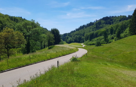 Ruhige Rennradstraße Richtung Käsacker