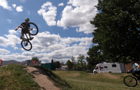Finger Maager springt mit dem Dirtbike