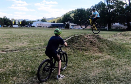 Springen mit dem Dirtbike