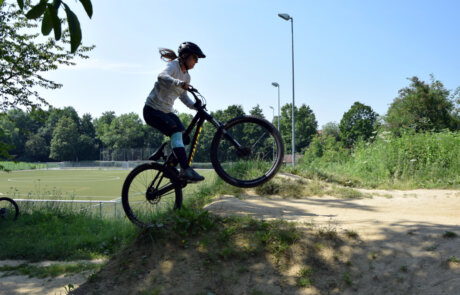 Teilnehmerin beim Dirtbiketraining